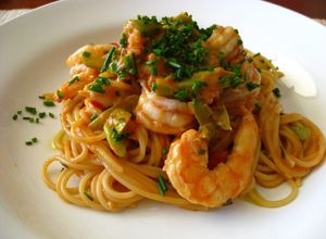 Una foto de Pasta con setas y gambas
