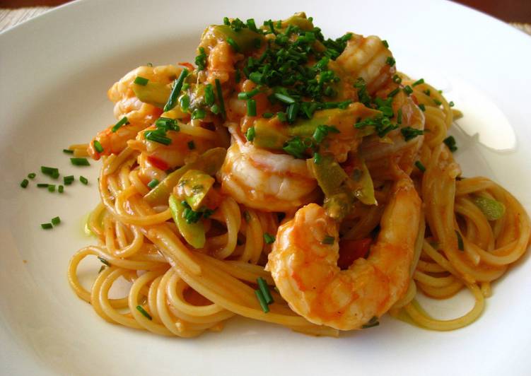 Espaguetis con setas gambas y aguacate