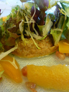 Una foto de Ensalada de txangurro con fruta