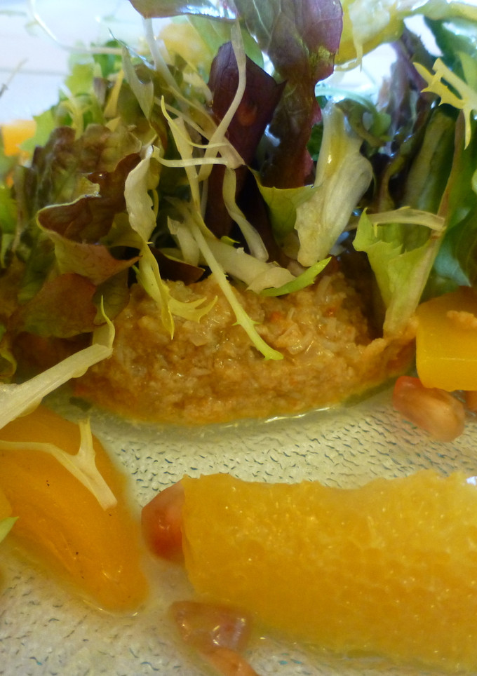 Una foto de Ensalada de txangurro con fruta