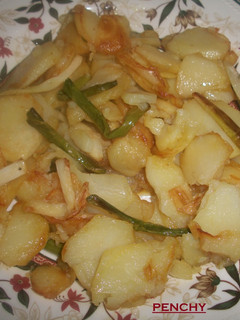 Una foto de Fritada de patatas con ajos tiernos