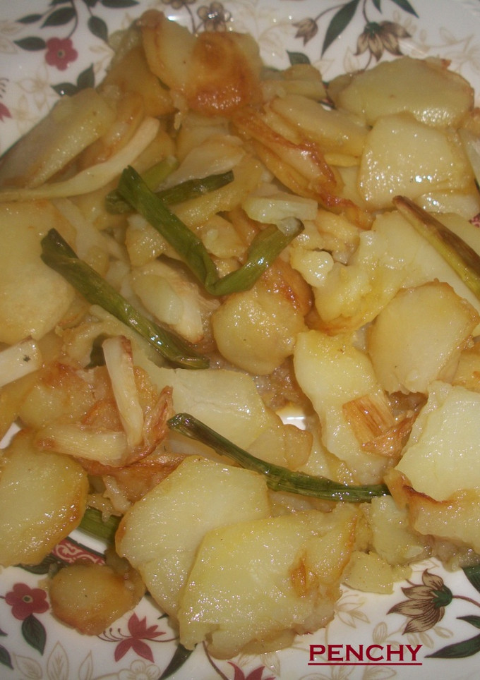 Una foto de Fritada de patatas con ajos tiernos