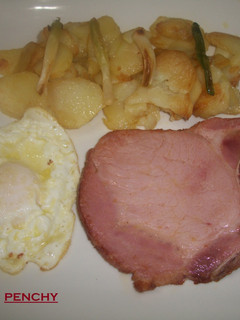 Una foto de Plato combinado de fritada de patatas, chuletas de Sajonia y huevo frito