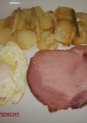 Una foto de Plato combinado de fritada de patatas, chuletas de Sajonia y huevo frito