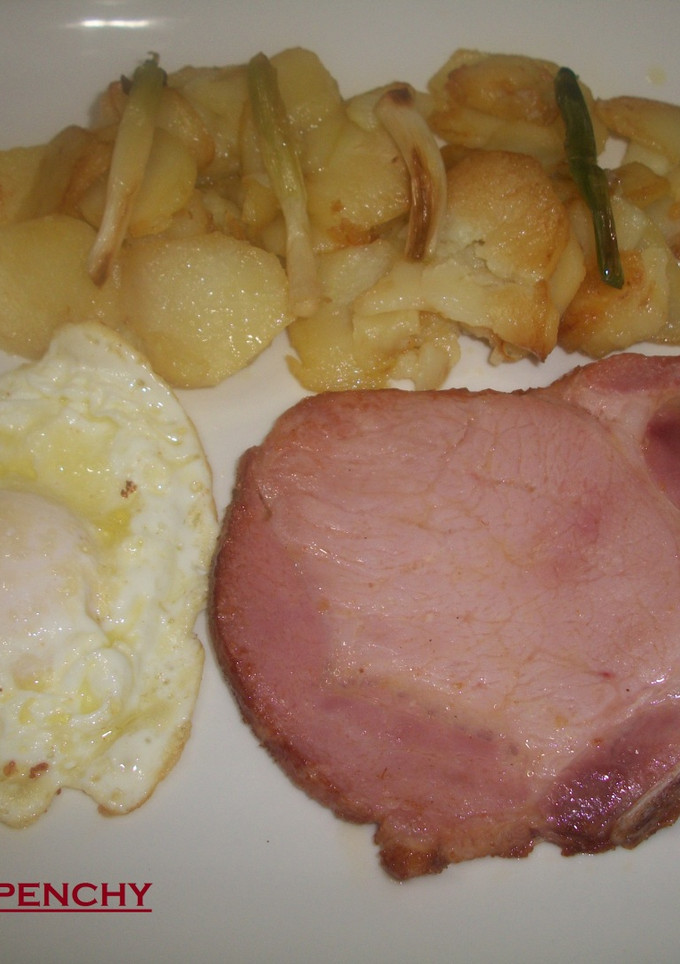 Una foto de Plato combinado de fritada de patatas, chuletas de Sajonia y huevo frito