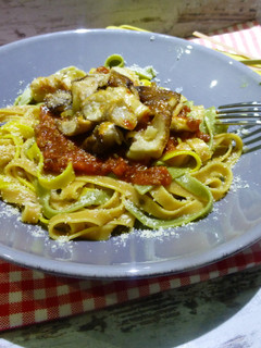 Una foto de Tagliatelline seis sabores con hongos y salsa boloñesa