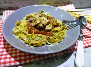 Una foto de Tagliatelline seis sabores con hongos y salsa boloñesa