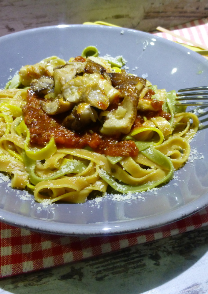 Una foto de Tagliatelline seis sabores con hongos y salsa boloñesa