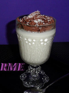 Una foto de Panna cotta de coco con mousse de chocolate