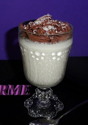Una foto de Panna cotta de coco con mousse de chocolate