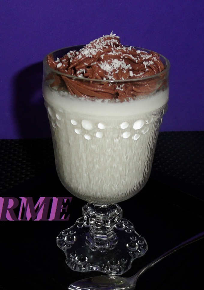 Una foto de Panna cotta de coco con mousse de chocolate