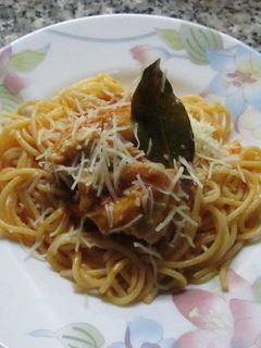 Una foto de Tallarines con pollo al ajo en salsa de tomate a la cerveza