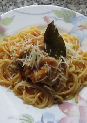 Una foto de Tallarines con pollo al ajo en salsa de tomate a la cerveza
