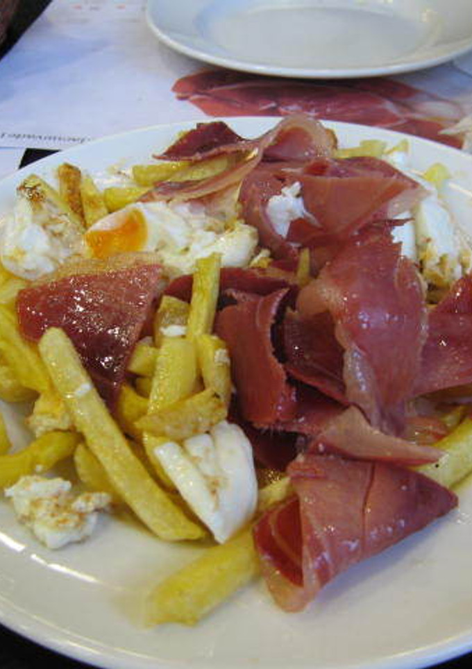 Una foto de Huevos estrellados con jamón
