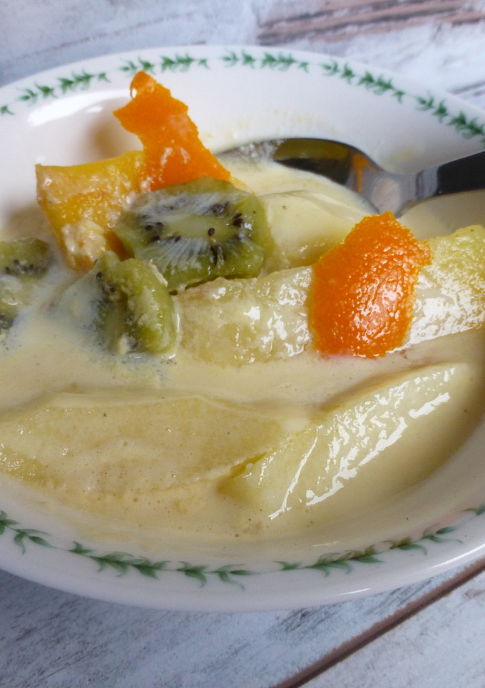 Una foto de Frutas al horno con crema tipo inglesa