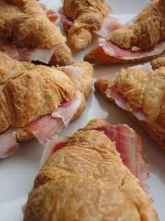 Una foto de Croissants ibéricos