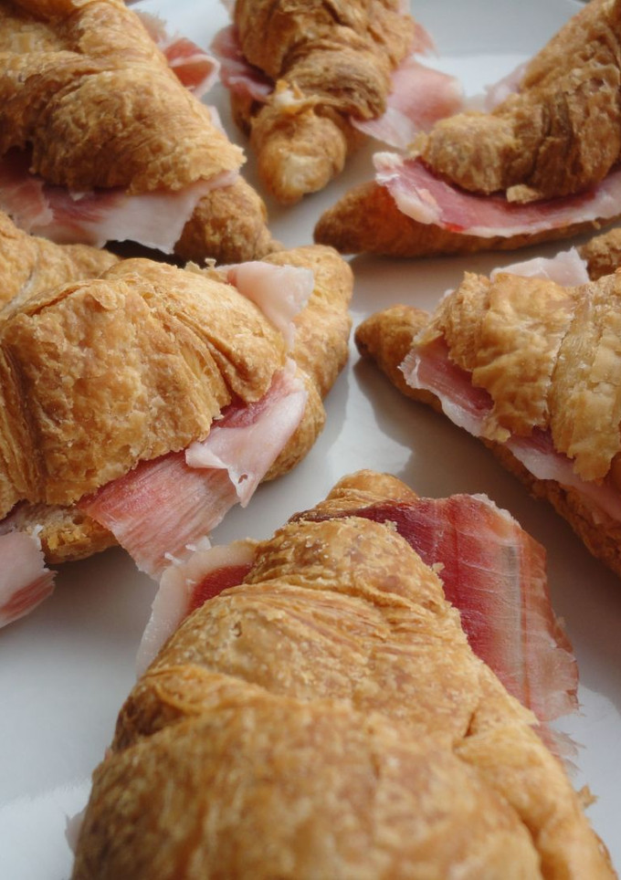 Una foto de Croissants ibéricos