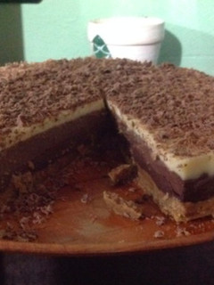 Una foto de Tarta de tres chocolates en thermomix fácil