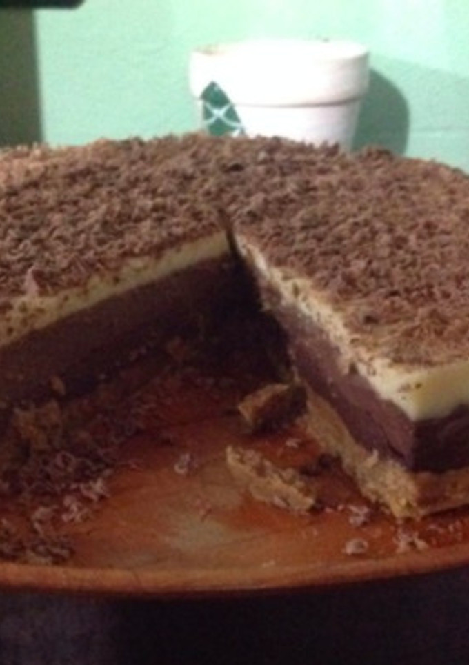Una foto de Tarta de tres chocolates en thermomix fácil
