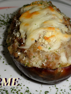 Una foto de Berenjena rellena de carne trufada