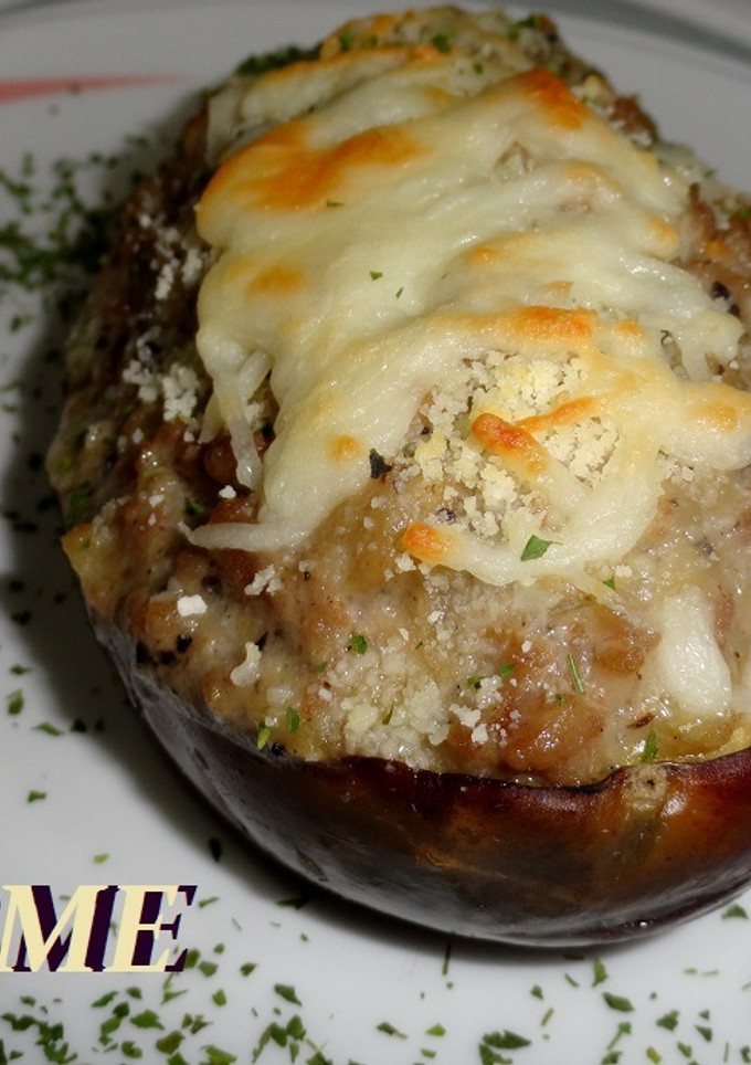 Una foto de Berenjena rellena de carne trufada