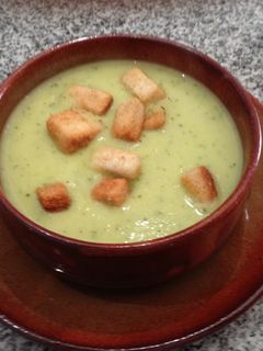 Una foto de Crema de calabacín y puerros con queso