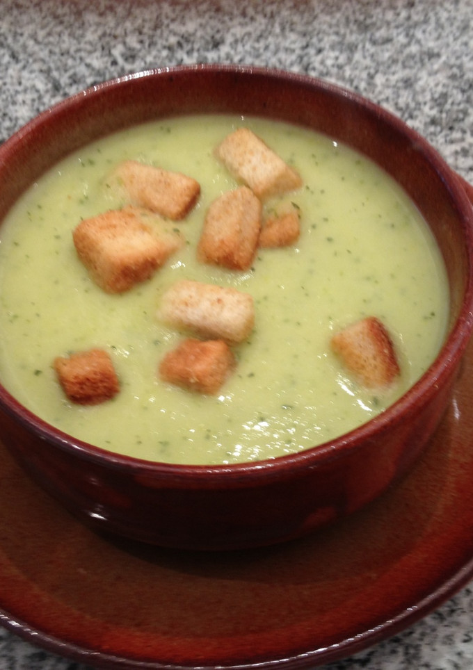 Una foto de Crema de calabacín y puerros con queso
