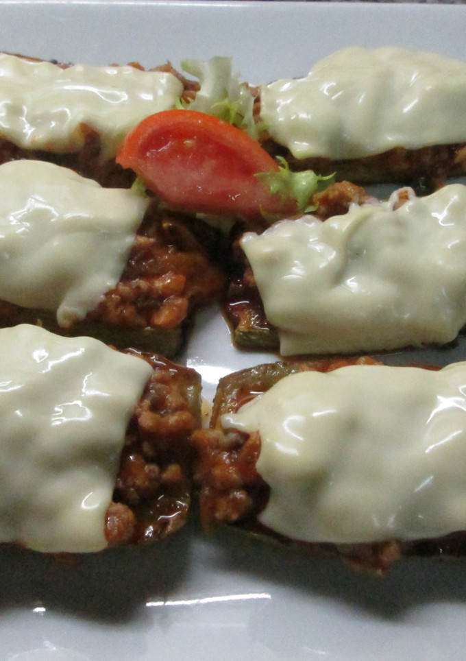 Una foto de Pizzetas de calabacines con boloñesa