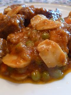 Una foto de Estofado de carne con champiñón y tomate