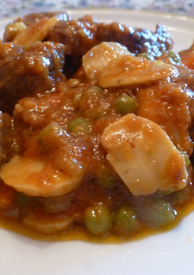 Una foto de Estofado de carne con champiñón y tomate