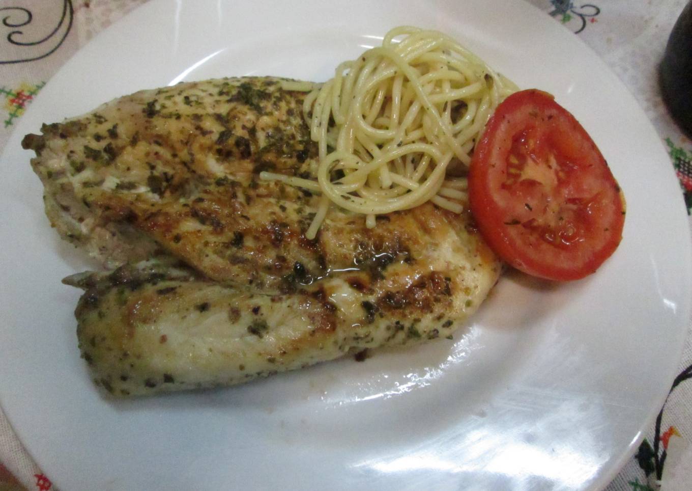 Pechugas de pollo con espaguetis y tomates<br />
