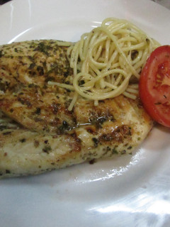 Una foto de Pechugas de pollo con espaguetis y tomates