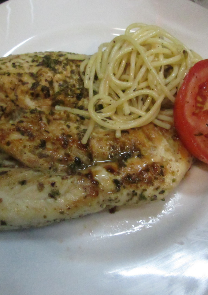Una foto de Pechugas de pollo con espaguetis y tomates