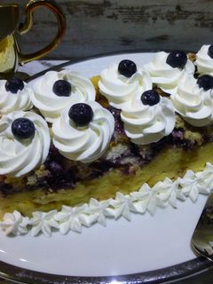 Una foto de Budín de plátano con mermelada de arándanos