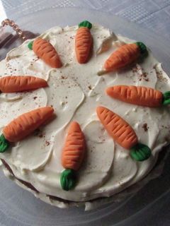 Una foto de Mini zanahorias de pasta de azúcar decorativas