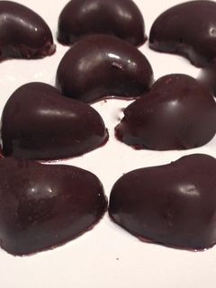 Una foto de Bombones de chocolate con forma de corazón para San Valentín