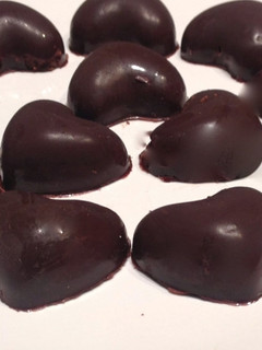 Una foto de Bombones de chocolate con forma de corazón para San Valentín