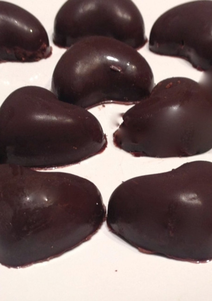 Una foto de Bombones de chocolate con forma de corazón para San Valentín