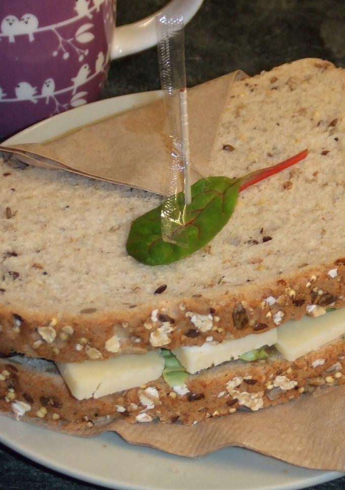 Una foto de Bocadillo de queso cheddar y espinacas baby