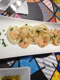 Una foto de Camarones al vino blanco y cebolla larga