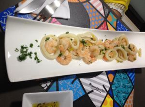 Una foto de Camarones al vino blanco y cebolla larga