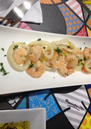 Una foto de Camarones al vino blanco y cebolla larga