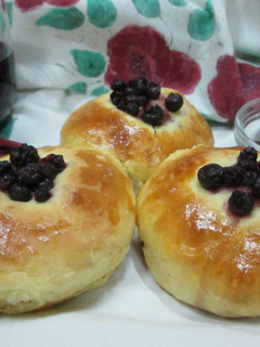 Una foto de Brioches con frutos rojos