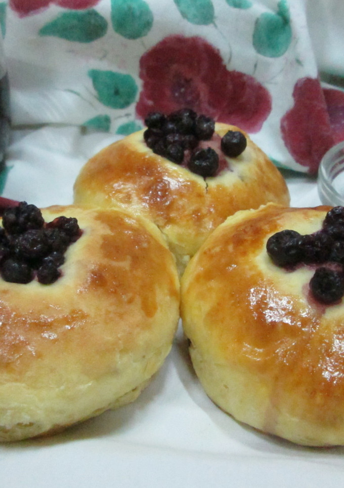 Una foto de Brioches con frutos rojos