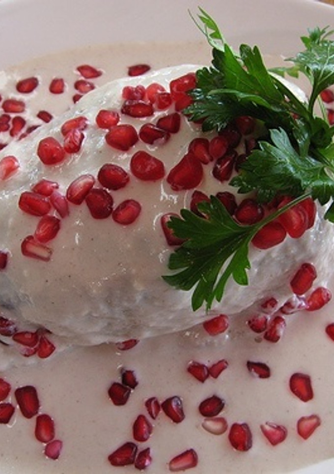 Una foto de Chiles en nogada receta tradicional