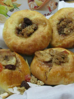 Una foto de Brioches con muesli crujiente y frutas