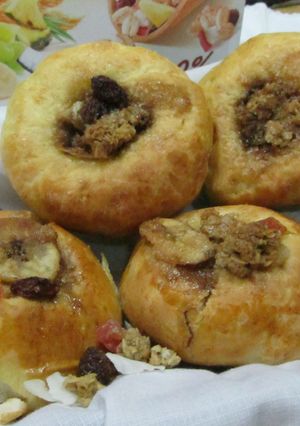 Una foto de Brioches con muesli crujiente y frutas