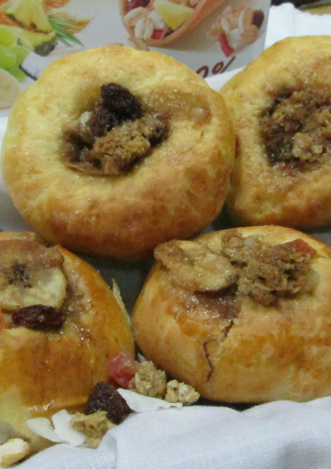 Una foto de Brioches con muesli crujiente y frutas