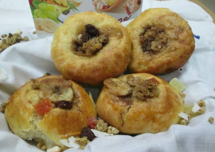 Brioches con muesli crujiente y frutas