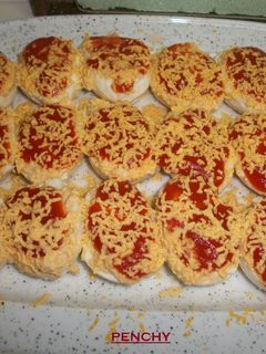 Una foto de Huevos rellenos de gambas con pimientos de Lodosa